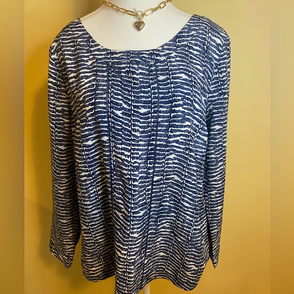 EUC - Vineyard Vines long sleeve blouse, navy & white snakeskin print, size 10